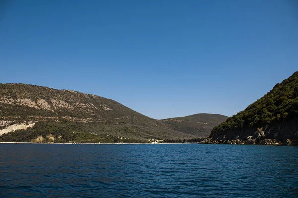 Hermoso Chorro Agua Azul Brillante Cerca Una Costa Con Colinas —  Fotos de Stock