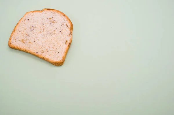 Μια Φέτα Ψωμί Απομονωμένη Απαλό Γκρι Φόντο — Φωτογραφία Αρχείου