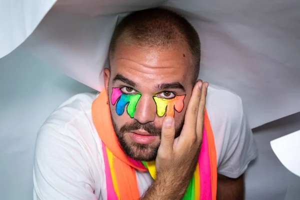 Ritratto Ravvicinato Uomo Omosessuale Ispanico Con Lacrime Colorate Concetto Discriminazione — Foto Stock