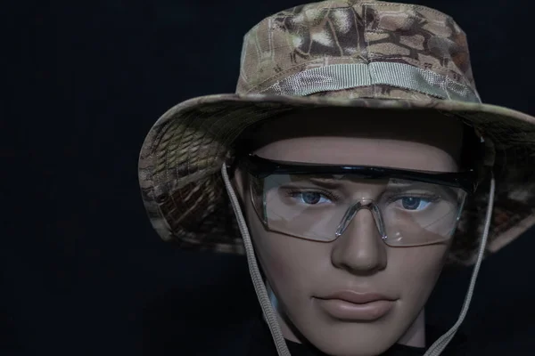 Una Cara Maniquí Con Gorra Militar Gafas Protectoras Aisladas Sobre — Foto de Stock