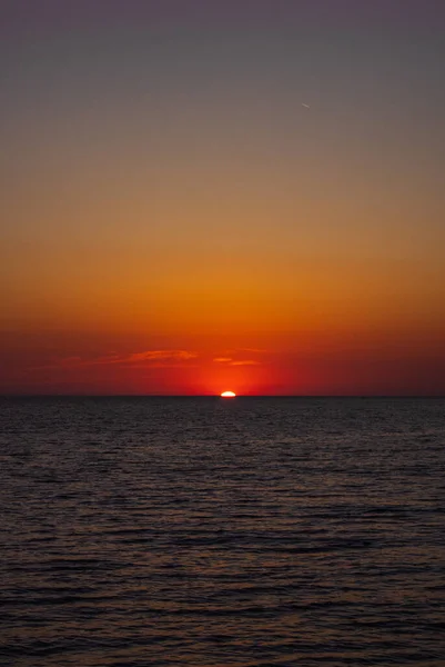 一个美丽的垂直的太阳落山在海面上 — 图库照片