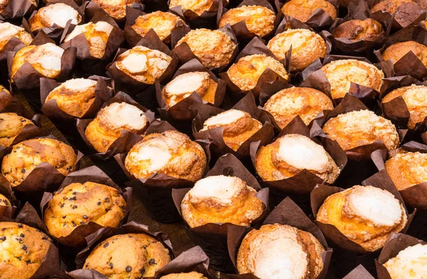 Primo Piano Deliziosi Muffin Fatti Casa Una Superficie Legno — Foto Stock