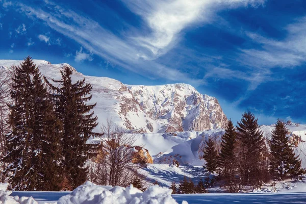 Piękne Góry Pokryte Śniegiem Błyszczące Pod Zachmurzonym Niebem Idealne Tapety — Zdjęcie stockowe