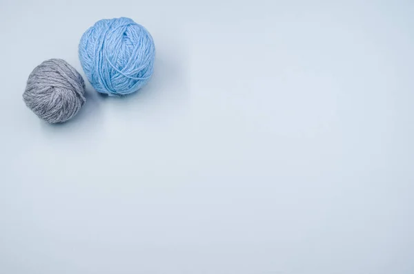 灰色背景上的两种羊毛和棉纱 — 图库照片