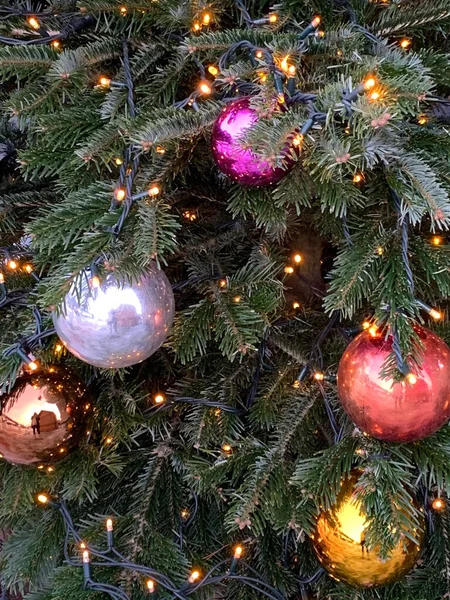 Primer Plano Árbol Navidad Con Hermosas Bolas Decorativas Luces —  Fotos de Stock