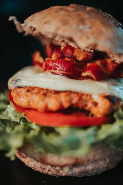 Vertical Shot Delicious Burger — Stock Photo, Image