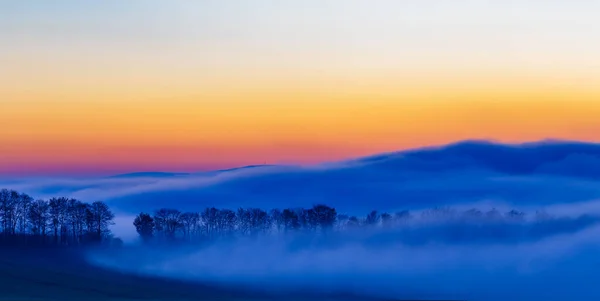 Nebbia Che Copre Una Valle Tarda Serata — Foto Stock