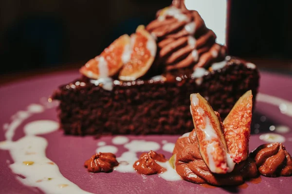 Closeup Shot Delicious Piece Cake Purple Plate — Stock Photo, Image