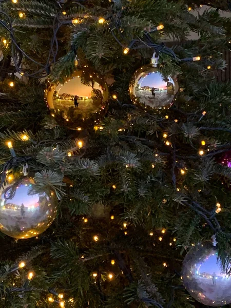 Primer Plano Árbol Navidad Con Hermosas Bolas Decorativas Luces — Foto de Stock
