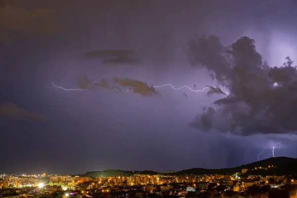 Relâmpago Céu Noturno Sobre Cidade — Fotografia de Stock