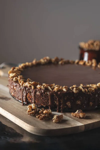 Вертикальный Снимок Вкусного Шоколадного Торта Орехами Деревянной Доске — стоковое фото