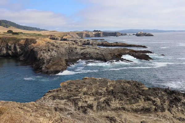 一个迷人的镜头 美丽的海景和岩石在白天 — 图库照片