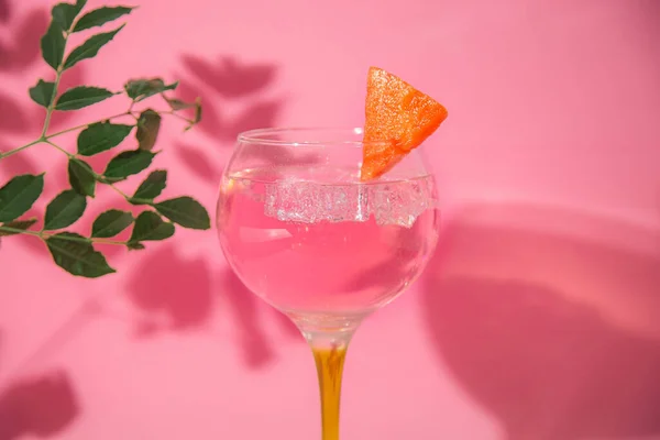 Vaso Gin Tonic Sobre Fondo Rosa — Foto de Stock