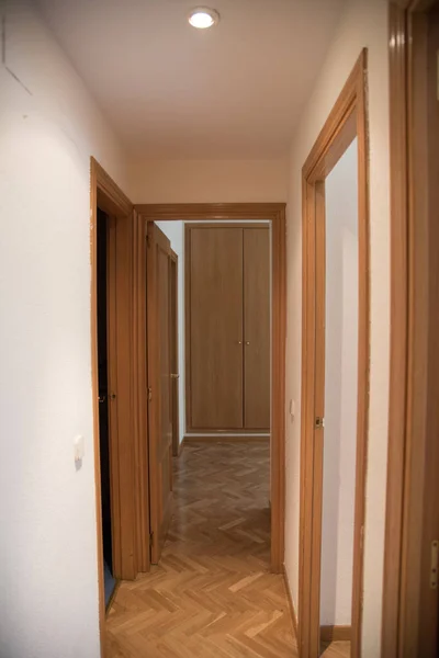 Egy Függőleges Felvétel Egy Folyosóról Fából Készült Ajtókkal — Stock Fotó