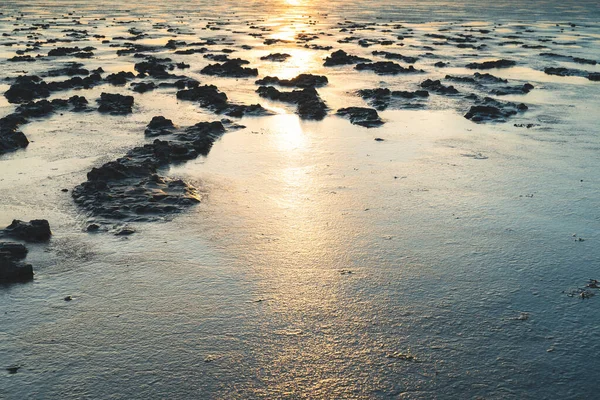 Vacker Bild Stenig Strand Solnedgången — Stockfoto