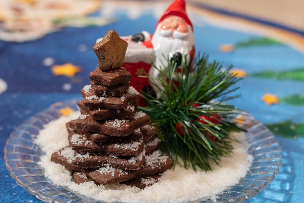 Uma Foto Close Biscoitos Cacau Empilhados Forma Árvore Natal Com — Fotografia de Stock