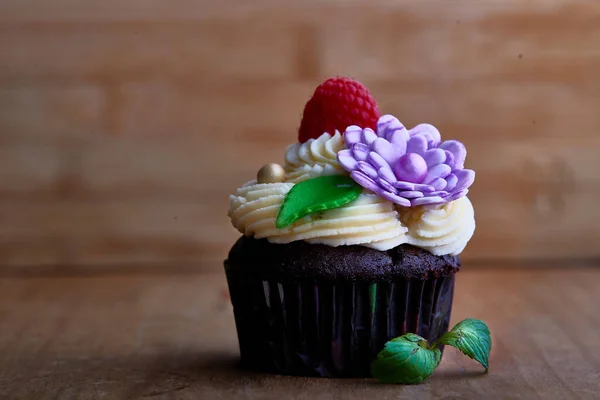Крупный План Вкусного Шоколадного Кекса Украшенного Малиной Ручной Работой Цветов — стоковое фото