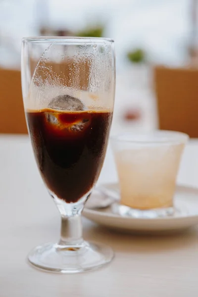 Ένα Κοντινό Πλάνο Ενός Παγωμένου Καφέ Ένα Ποτήρι Ένα Σιρόπι — Φωτογραφία Αρχείου