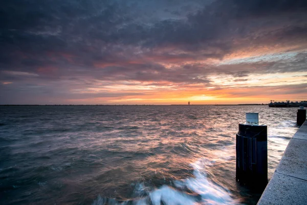 Mořská Krajina Pod Zataženou Oblohou Během Západu Slunce Ideální Pro — Stock fotografie