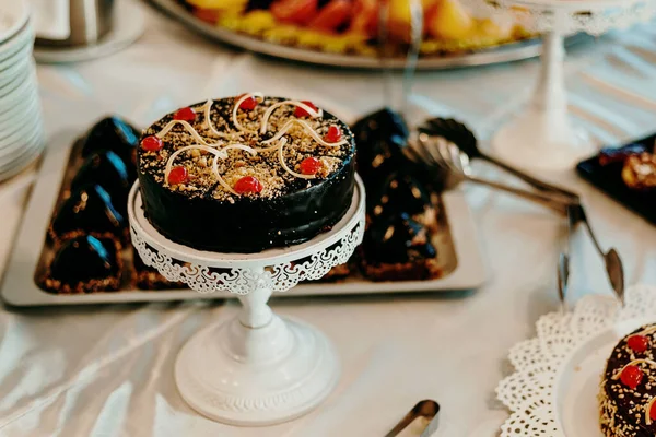 Nahaufnahme Einer Hochzeitstafel Mit Köstlichkeiten Süßigkeiten Und Kuchen — Stockfoto
