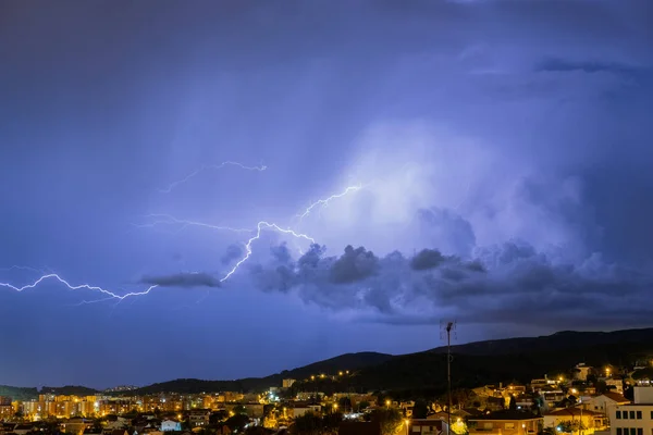 Relâmpago Céu Noturno Sobre Cidade — Fotografia de Stock