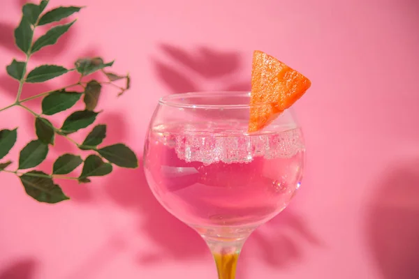 Vaso Gin Tonic Sobre Fondo Rosa — Foto de Stock