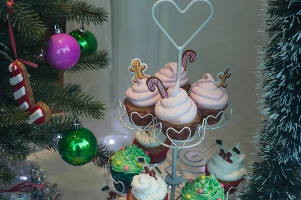 Uma Bandeja Com Cupcakes Decorados Para Natal Contra Uma Árvore — Fotografia de Stock