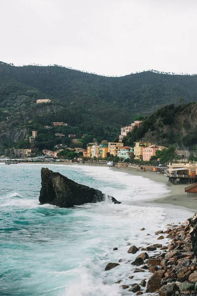 Uma Vista Costa Monterosso Praia Colinas Verdes Segundo Plano — Fotografia de Stock