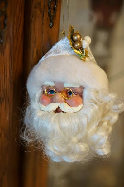 Een Verticaal Close Van Een Santa Claus Ornament — Stockfoto