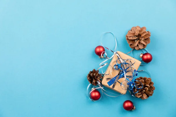 Χριστουγεννιάτικο Φόντο Κουκουνάρια Και Κουτί Δώρου Μπλε Φόντο — Φωτογραφία Αρχείου