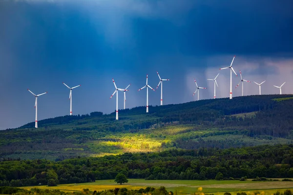 Fascinující Záběr Větrných Turbín Pod Zataženou Oblohou — Stock fotografie