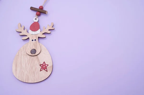 Zbliżenie Strzał Jelenia Kształtny Drewniany Ozdoba Bożego Narodzenia Odizolowany Purpurowym — Zdjęcie stockowe