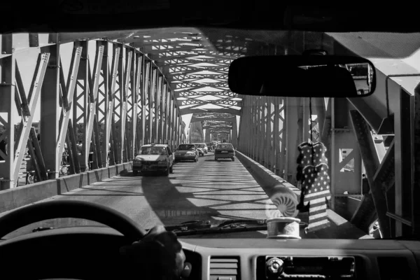 Graustufenschuss Einem Auto Das Auf Einer Brücke Fährt — Stockfoto