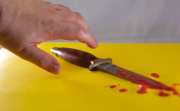 Крупним Планом Знімок Ножа Слідами Крові Жовтій Поверхні — стокове фото