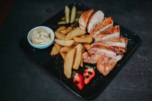 Primer Plano Sabroso Plato Con Pechuga Pollo — Foto de Stock