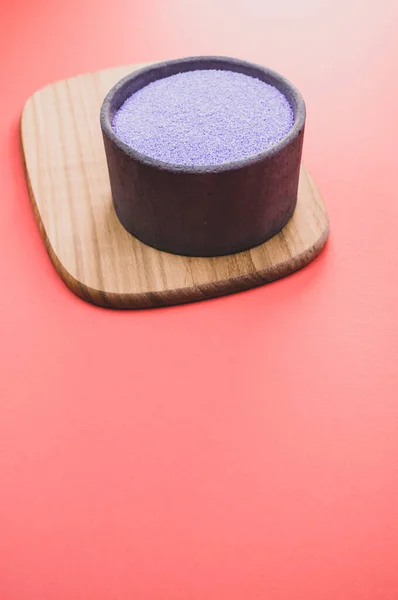 Tiro Areia Violeta Colorida Uma Tigela Uma Placa Madeira — Fotografia de Stock