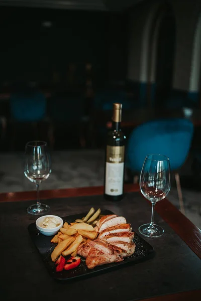 Primer Plano Rebanadas Pollo Parrilla Papas Fritas Encurtidos Vino Mesa — Foto de Stock