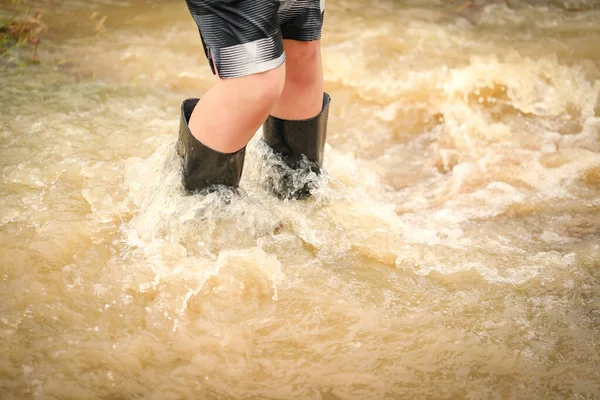 Nahaufnahme Einer Person Die Mit Dem Wasser Einem Fluss Spielt — Stockfoto