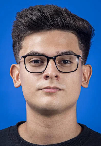 Zbliżenie Pionowy Portret Przystojnego Młodego Mężczyzny Okularach Optycznych — Zdjęcie stockowe