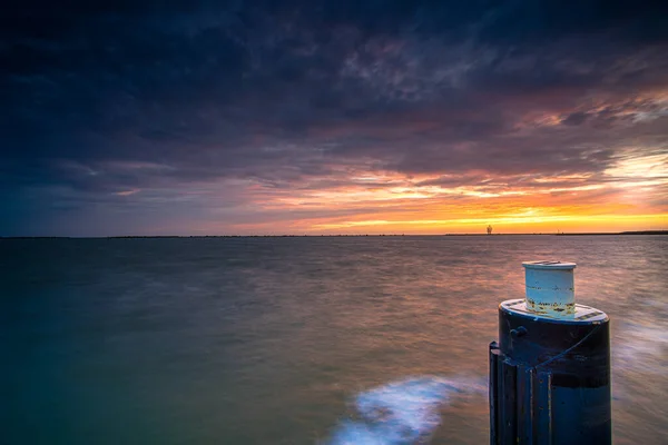 Paisaje Del Mar Bajo Cielo Nublado Durante Puesta Sol Perfecto — Foto de Stock