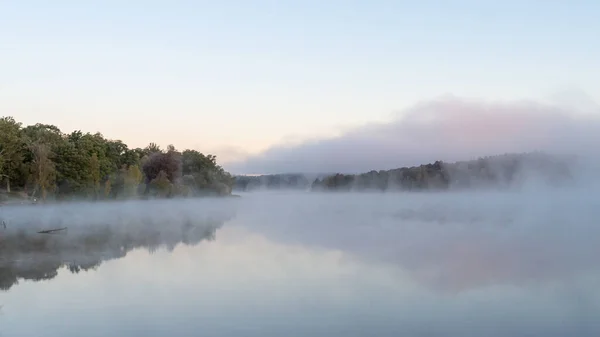 Туманное Утро Туман Деревья Вокруг Озера Создающие Мечтательную Сцену — стоковое фото