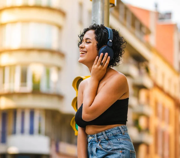 Uma Bela Foto Uma Mulher Brasileira Com Fones Ouvido Rua — Fotografia de Stock