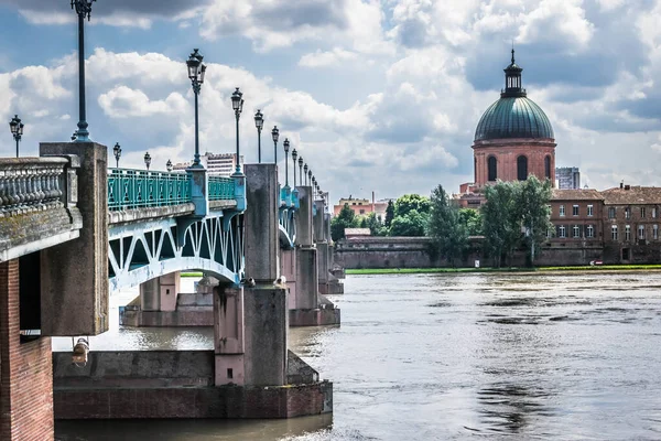 Zbliżenie Mostu Przez Rzekę Budynkami Tle — Zdjęcie stockowe