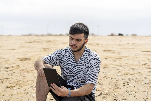 Joven Macho Atractivo Con Smartphone Sentado Playa — Foto de Stock