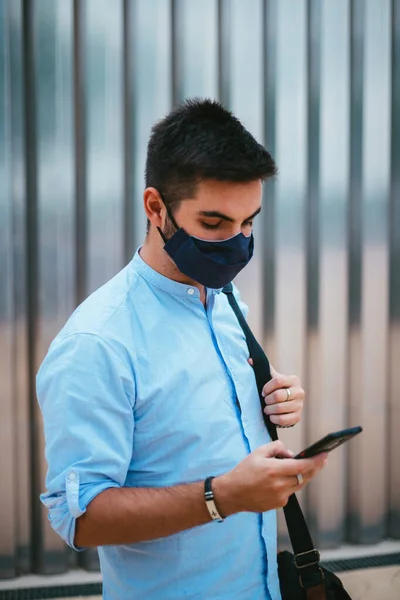 Een Oppervlakkige Focusshot Van Een Jonge Man Met Een Gezichtsmasker — Stockfoto