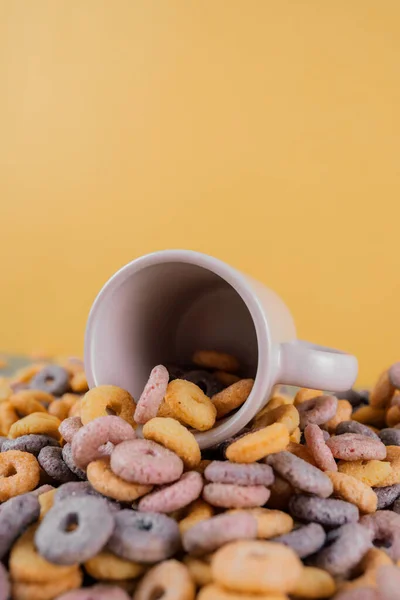 Una Toma Vertical Colorido Cereal Derramado Una Taza Café —  Fotos de Stock
