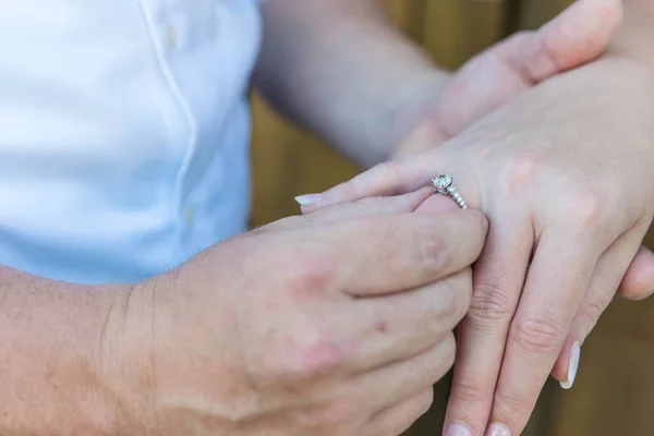 Egy Közeli Kép Vőlegény Kezéről Amint Jegygyűrűt Húz Menyasszony Ujjára — Stock Fotó