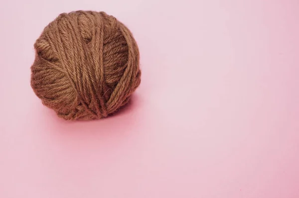 ピンク色の表面に糸のボールの高角度ショット — ストック写真