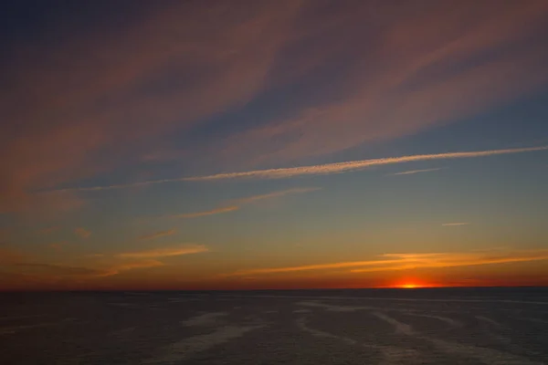 Ein Faszinierender Sonnenuntergang Mit Bunten Wolken Die Sich Auf Einem — Stockfoto