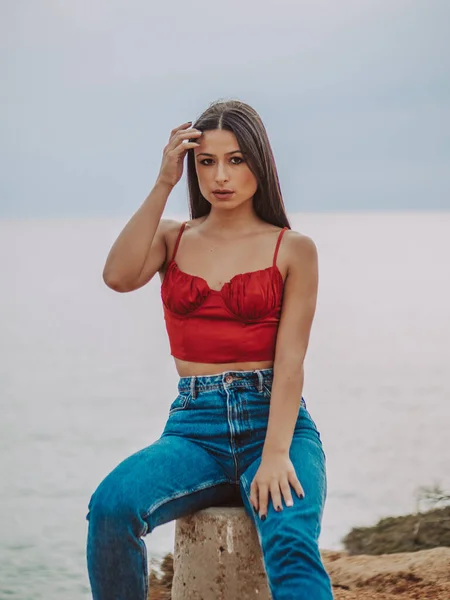 Una Hermosa Joven Mujer Vistiendo Una Sexy Camiseta Roja Jeans —  Fotos de Stock